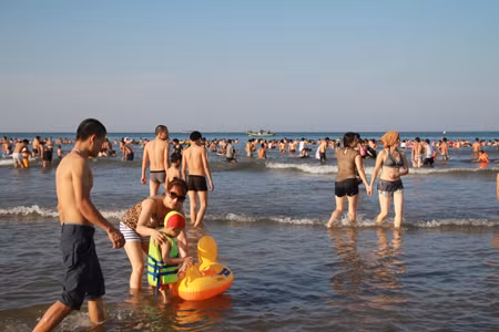 Bãi biển Cửa Lò đông người 