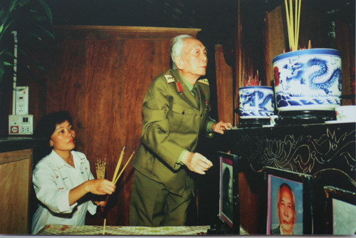 Đại tướng chăm lo hương khói bàn thờ gia tiên