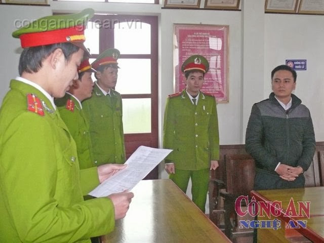 Cơ quan điều tra đọc lệnh bắt đối tượng Nguyễn Xuân Hậu. Cơ quan điều tra đọc lệnh bắt đối tượng Nguyễn Xuân Hậu