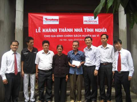 Phó Tổng Biên tập báo Tiền Phong Tô Quang Nam (thứ 3 từ phải sang) cùng đại diện lãnh đạo Cty Prudential VN, huyện Ba Vì và xã Tản Hồng tại lễ khánh thành nhà thương binh Lê Thành Trung