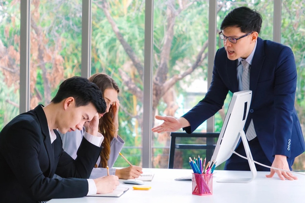 Mệt mỏi vì phải "ôm" nhiều việc không liên quan đến chuyên môn, nhân sự trẻ còn bị sếp mắng khi không hoàn thành nhiệm vụ đúng tiến độ (Ảnh minh họa: Pixel).