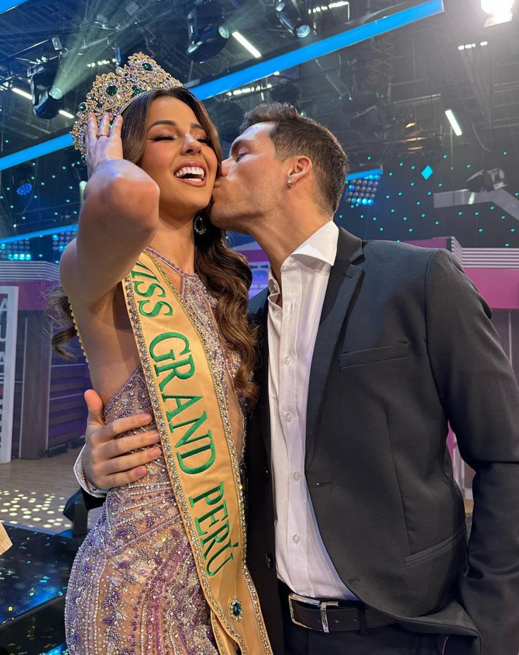 Luciana Fuster và bạn trai trong khoảnh khắc đăng quang.