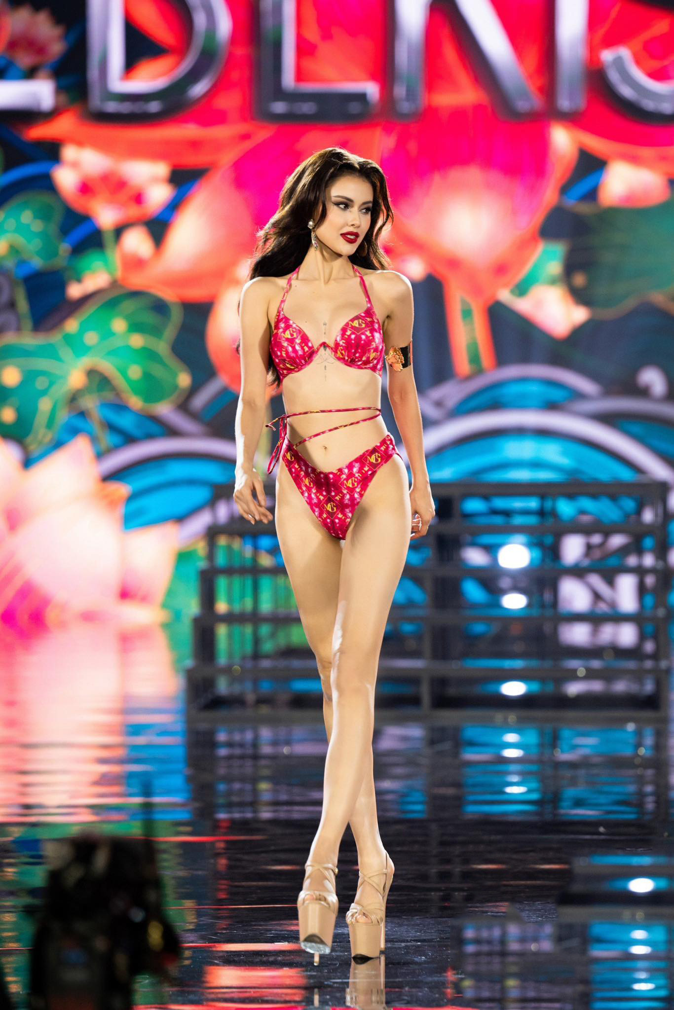 Người đẹp Uzbekistan có vóc dáng thanh mảnh và nước da trắng nổi bật.