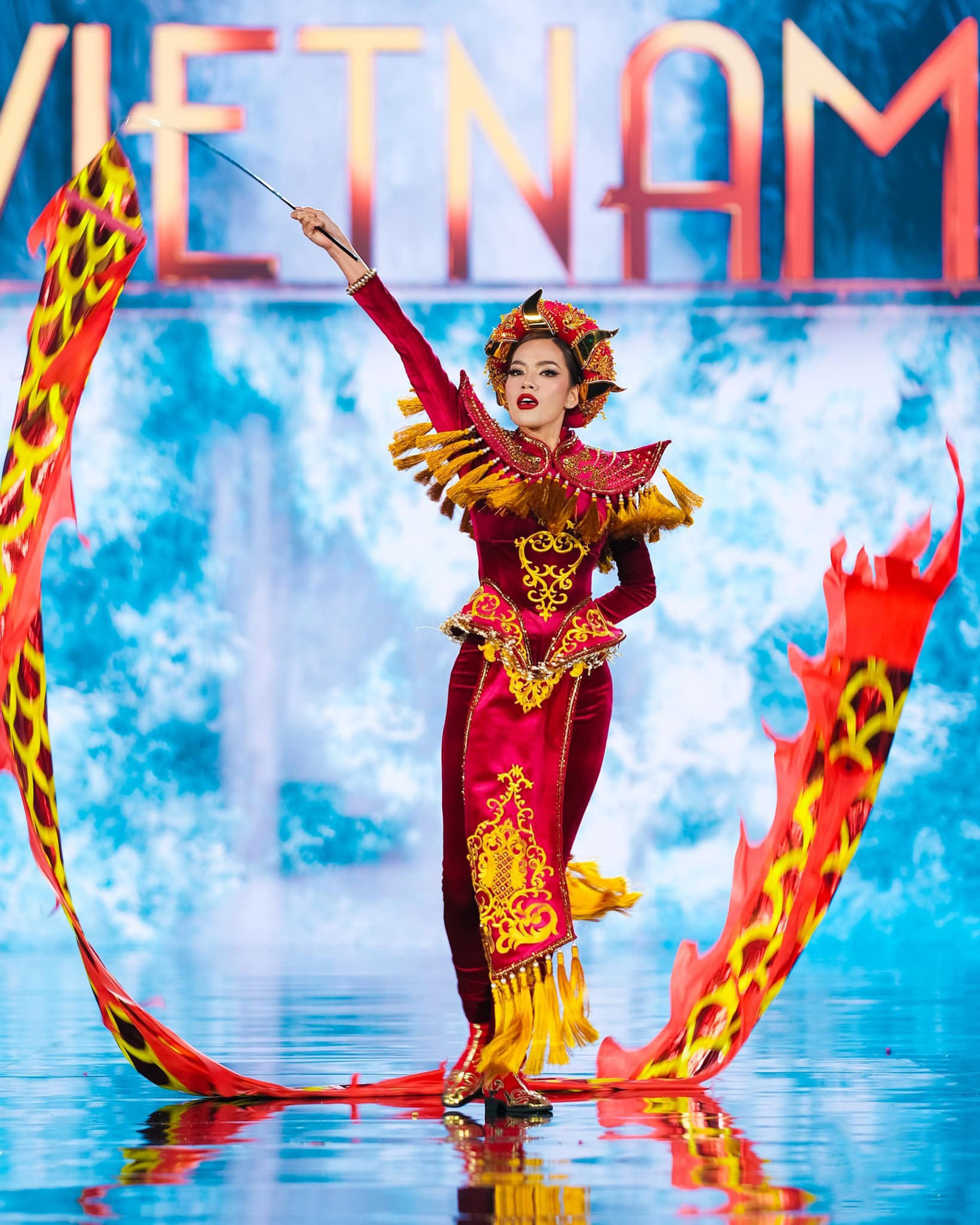 Ngày 23/10, ban tổ chức Hoa hậu Hòa bình Quốc tế 2023 đã công bố danh sách top 20 trang phục dân tộc đẹp nhất, trong đó 10 thiết kế do giám khảo bình chọn và 10 thiết kế do khán giả bình chọn. Vũ khúc Thiên Long của đại diện Việt Nam - Lê Hoàng Phương vào top 10 trang phục do khán giả bình chọn. Vũ Khúc Thiên Long lấy cảm hứng từ truyền thuyết Con Rồng, Cháu Tiên. Rồng trong tâm thức người Việt còn là biểu trưng cho sức mạnh, quyền uy, niềm tin và ước vọng về sự hưng khởi, thịnh vượng của đất nước. Trang phục của đại diện Myanmar cũng vào top 10. Thiết kế nặng 20 kg, được cô và ê-kíp thực hiện trong suốt 2 tháng.