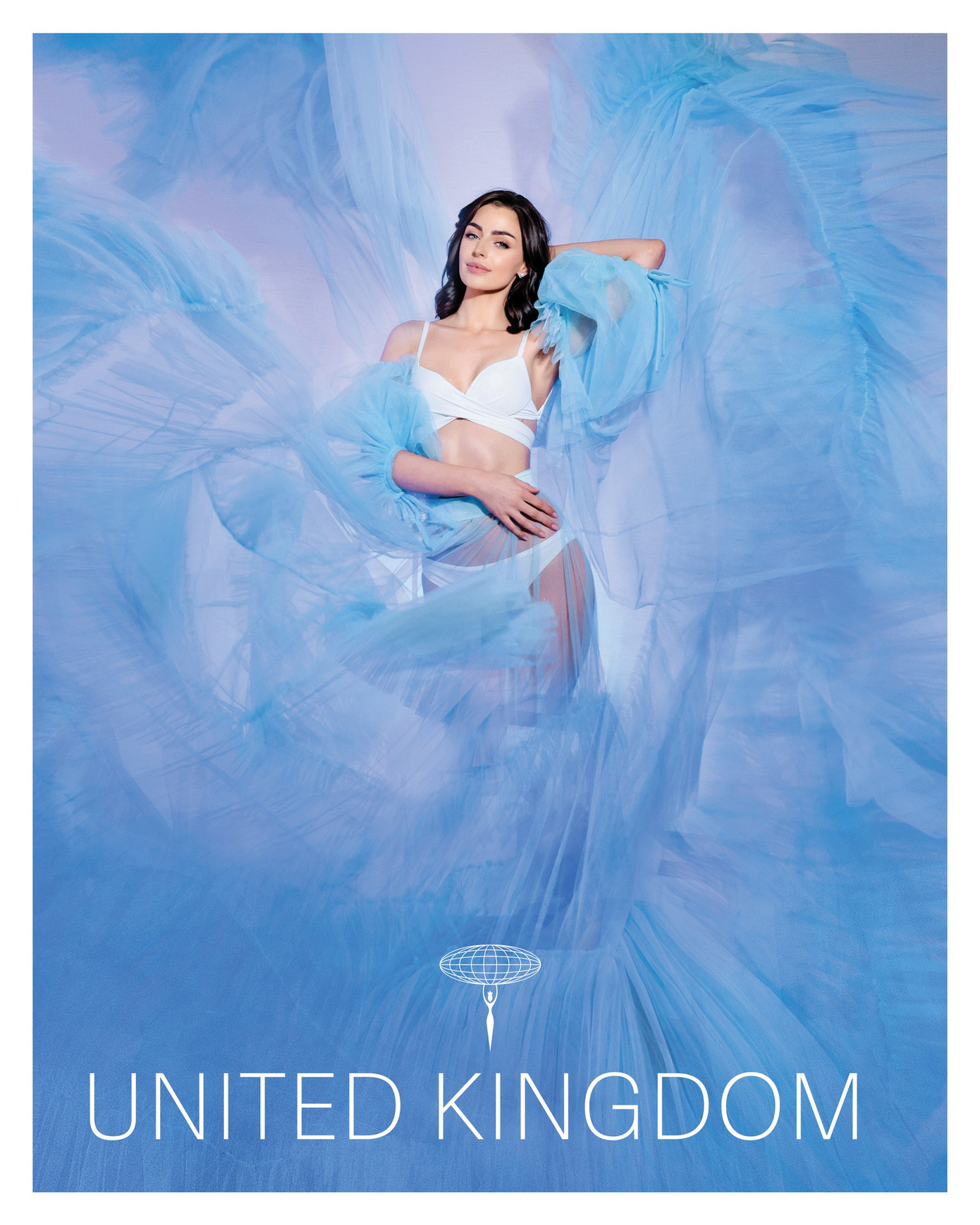 Đại diện Anh - Alisha Cowie khoe dáng với bikini màu trắng. Alisha Cowie năm nay 24 tuổi và là người mẫu chuyên nghiệp. Người đẹp từng đăng quang Hoa hậu Anh 2018 và tham dự Hoa hậu Thế giới 2018 nhưng không đạt được thành tích.