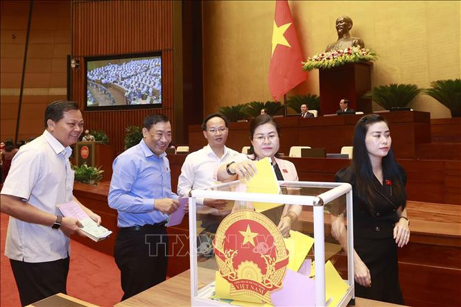 Đại biểu Quốc hội bỏ phiếu tín nhiệm. Ảnh: TTXVN