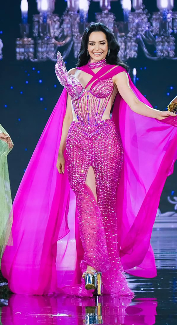 Bên cạnh đó, một số thí sinh lại gặp sự cố vấp ngã. Sau khi trình diễn xong, người đẹp Philippines - Nikki De Moura bước hụt bậc cầu thang khiến cô bị ngã. Rất may, Nikki De Moura đã hoàn thành suôn sẻ phần trình diễn trên sân khấu trước đó.