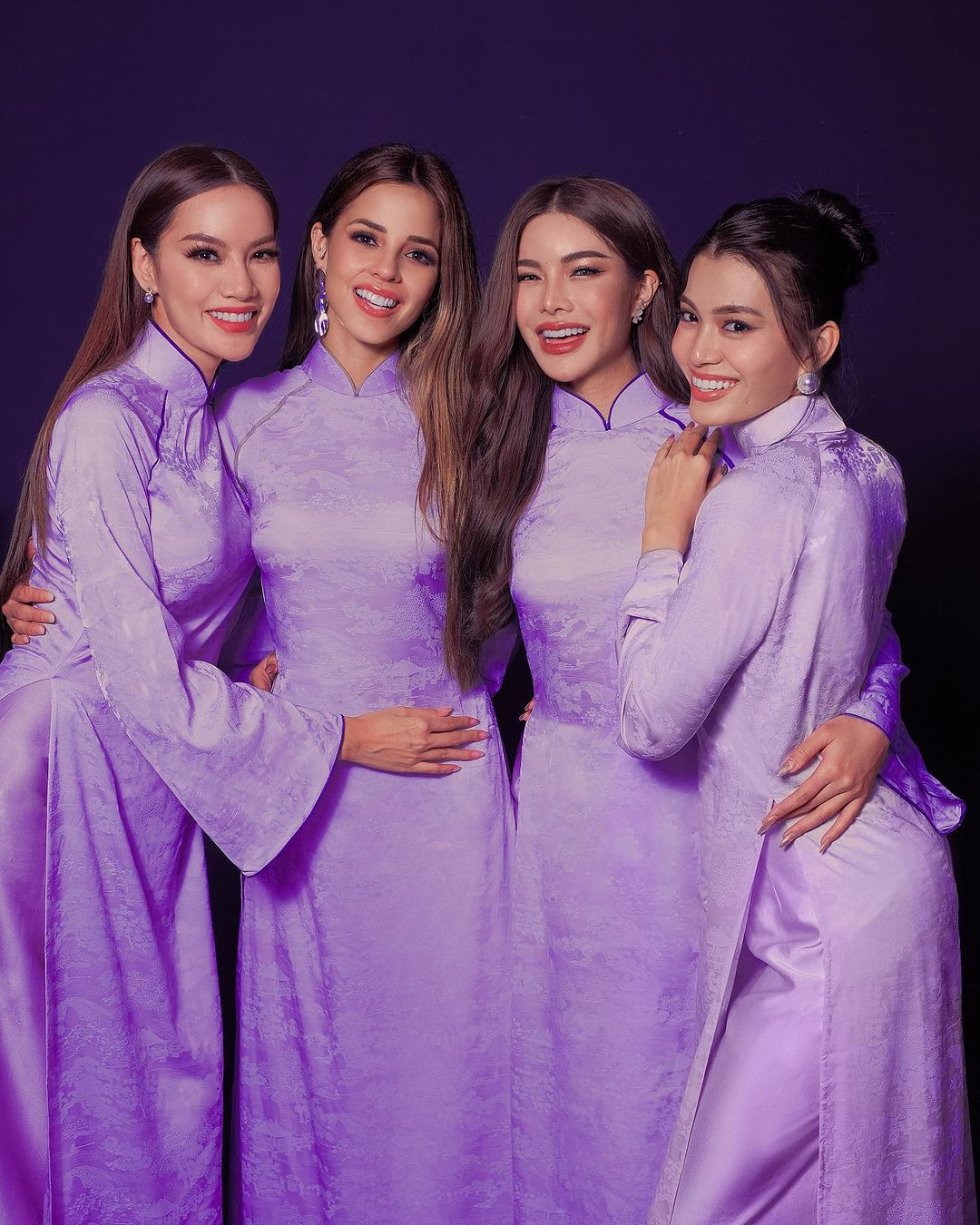 Lê Hoàng Phương hòa đồng cùng các thí sinh.