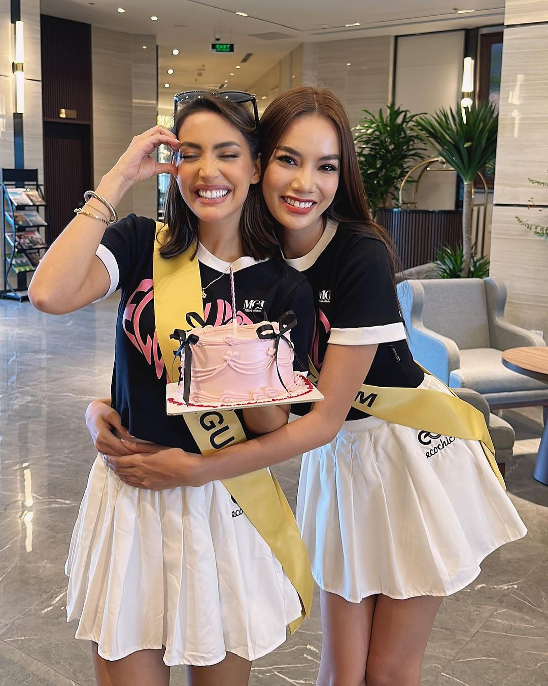 Lê Hoàng Phương hòa đồng cùng các thí sinh.