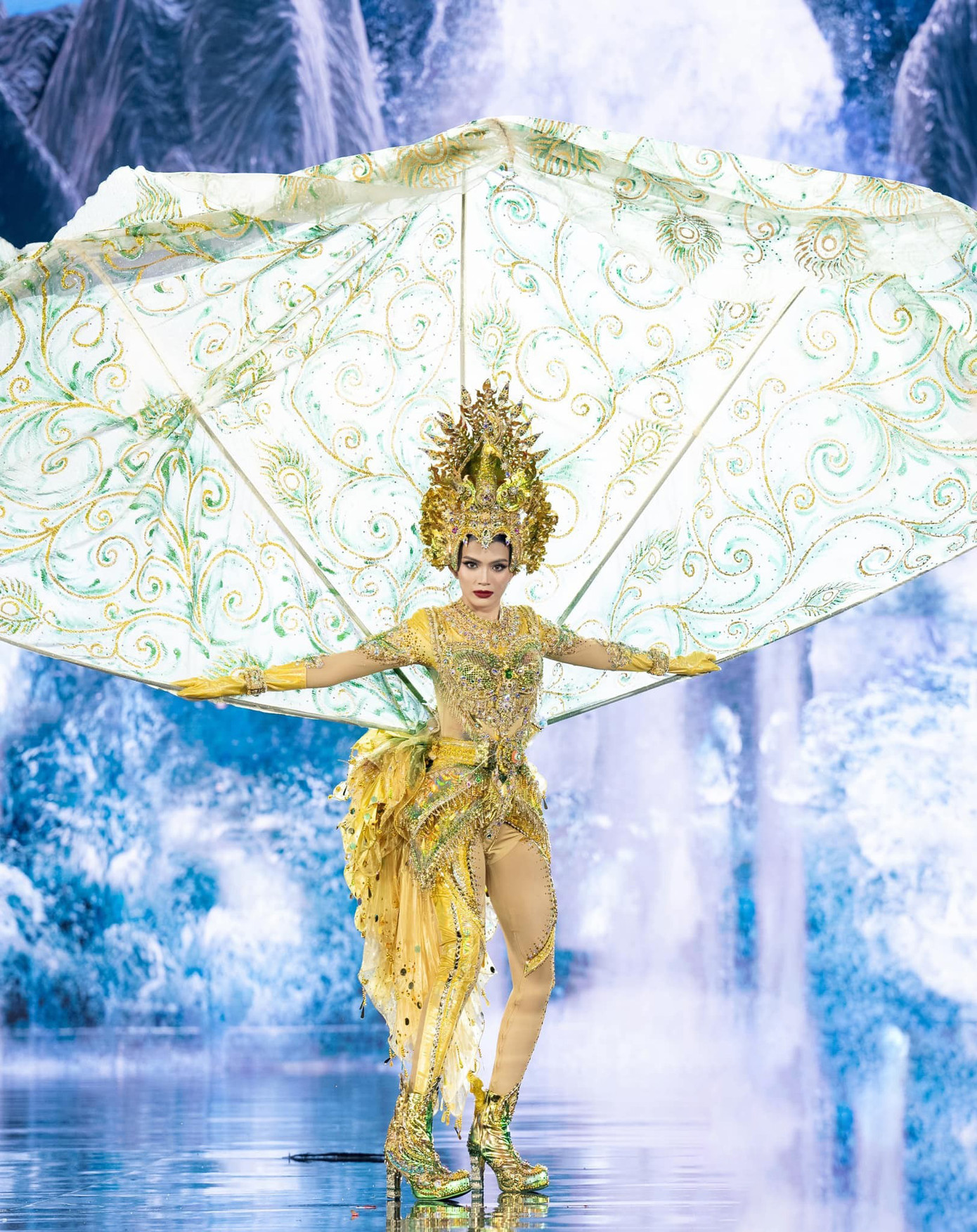 Ngày 23/10, ban tổ chức Hoa hậu Hòa bình Quốc tế 2023 đã công bố danh sách top 20 trang phục dân tộc đẹp nhất, trong đó 10 thiết kế do giám khảo bình chọn và 10 thiết kế do khán giả bình chọn. Vũ khúc Thiên Long của đại diện Việt Nam - Lê Hoàng Phương vào top 10 trang phục do khán giả bình chọn. Vũ Khúc Thiên Long lấy cảm hứng từ truyền thuyết Con Rồng, Cháu Tiên. Rồng trong tâm thức người Việt còn là biểu trưng cho sức mạnh, quyền uy, niềm tin và ước vọng về sự hưng khởi, thịnh vượng của đất nước. Trang phục của đại diện Myanmar cũng vào top 10. Thiết kế nặng 20 kg, được cô và ê-kíp thực hiện trong suốt 2 tháng.