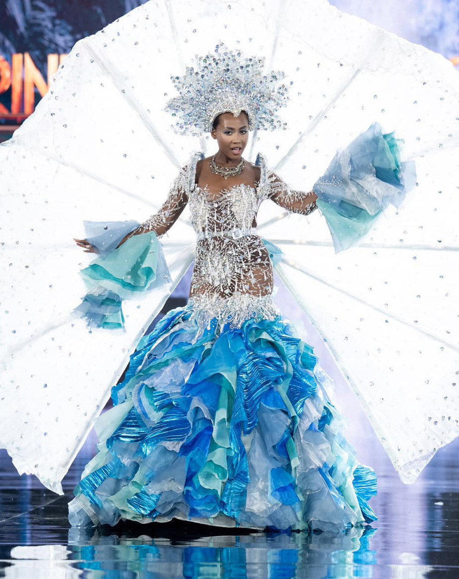 Bên cạnh top 10 do fan bình chọn, giám khảo cũng chọn ra 10 trang phục đẹp nhất. Theo quan điểm của giám khảo, Thổ Nhĩ Kỳ và Trinidad &amp; Tobago là 2 đại diện có thiết kế trang phục dân tộc gây ấn tượng.