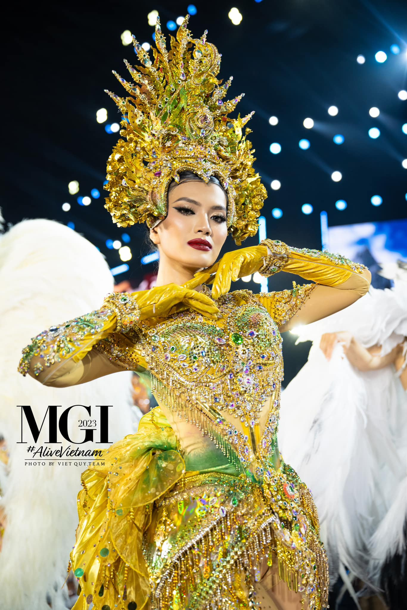 Hai người đẹp Myanmar và Gibraltar trình diễn trang phục dân tộc.