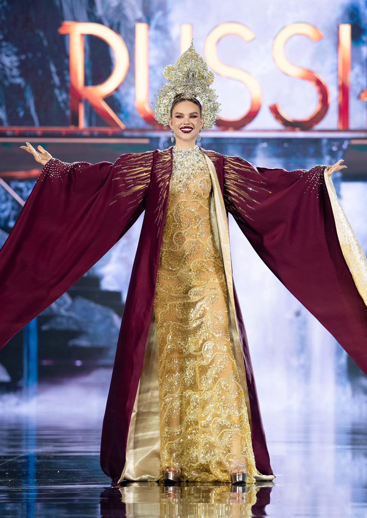 Người đẹp Nga có trang phục đơn giản nhưng được đánh giá ấn tượng. Trong khi đó đại diện Puerto Rico mang tới thiết kế độc đáo, cầu kỳ khiến người xem nổi da gà.