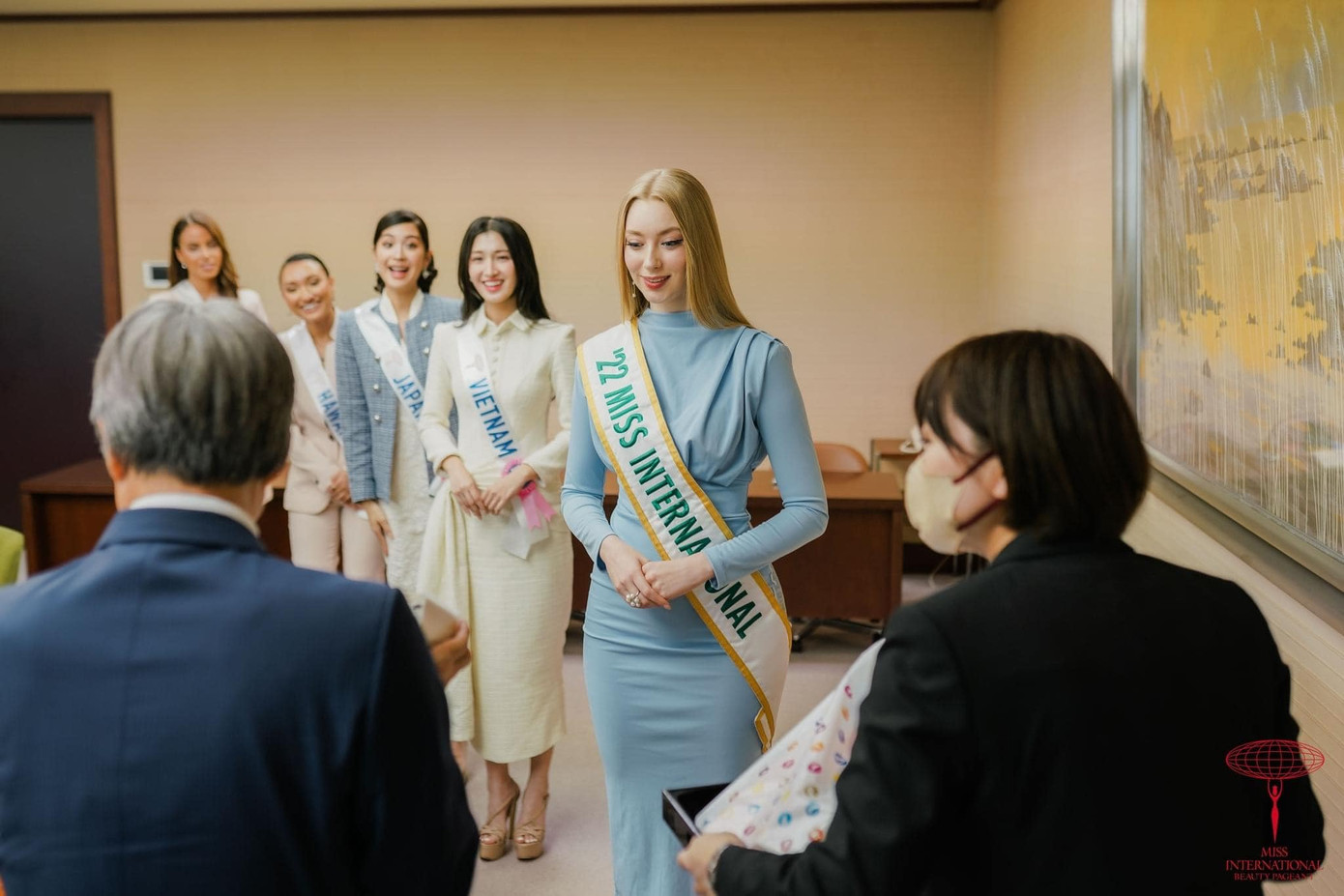 Phương Nhi diện váy trắng thanh lịch khi cùng đương kim Hoa hậu Quốc tế 2022 và các thí sinh tới thăm các cơ quan, tổ chức ở Nhật Bản.