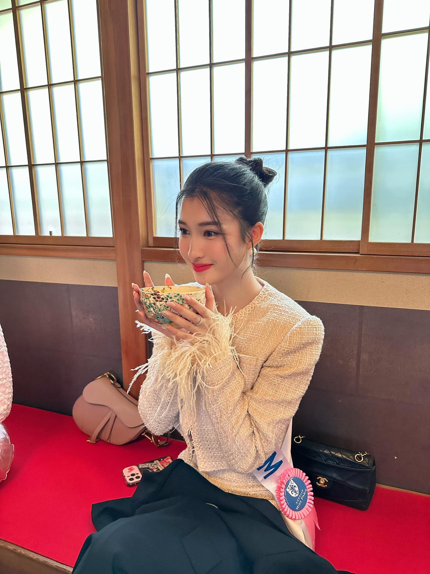 Trong cuộc thi, Phương Nhi và các thí sinh tham gia những hoạt động thú vị như học cắm hoa, thưởng thức trà đạo...Để phù hợp với tính chất thanh lịch, trang trọng của cuộc thi, đại diện Việt Nam thường lựa chọn trang phục đơn sắc, có kiểu dáng đơn giản, kín đáo.