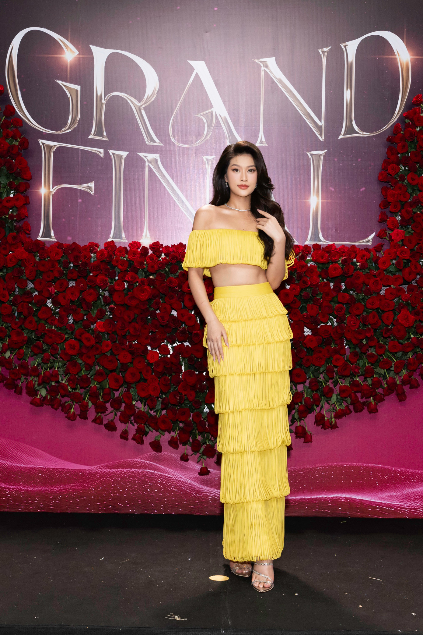 Hoa hậu Thiên Ân diện váy vàng khoe eo trên thảm đỏ.