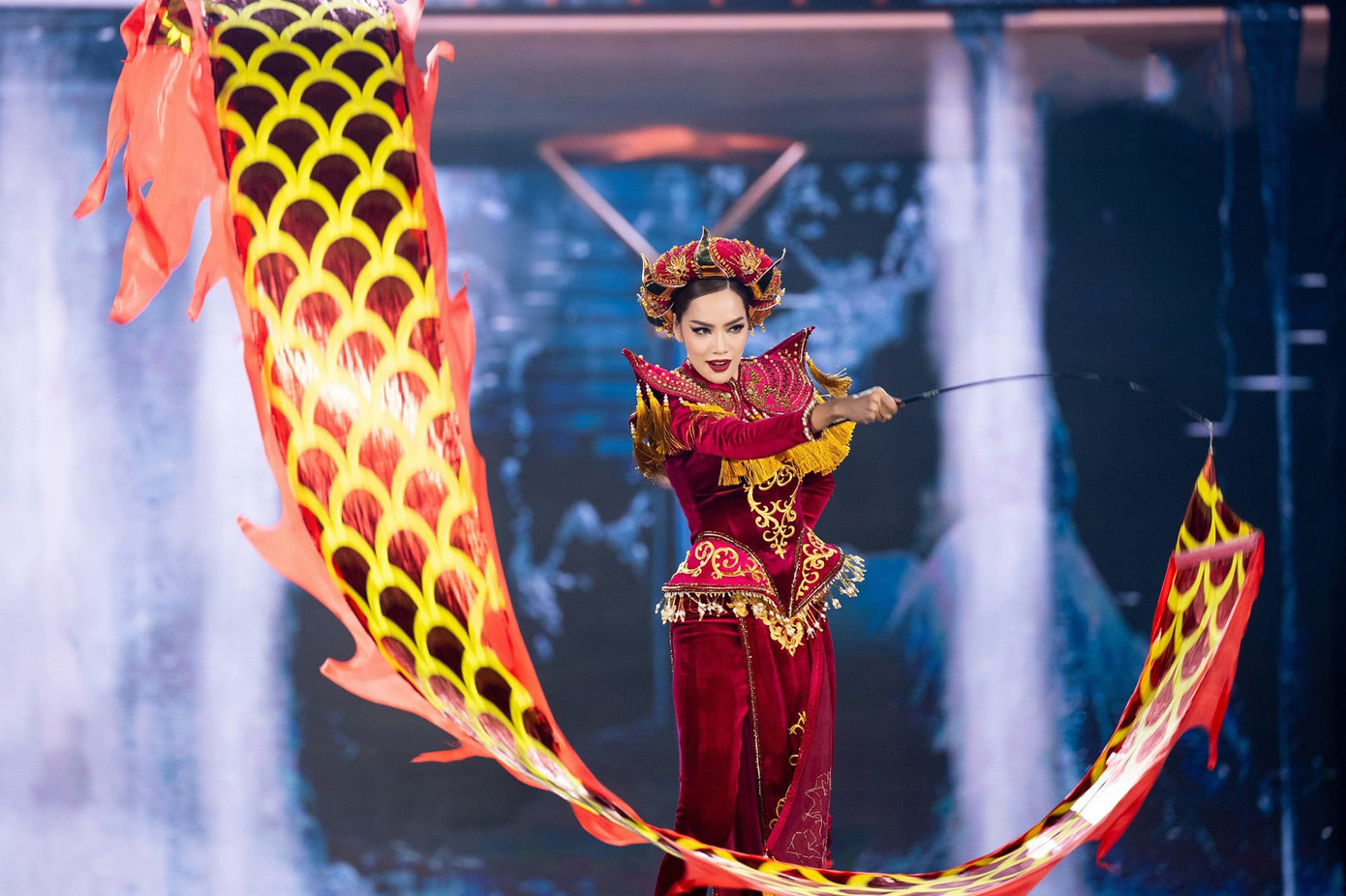 Lê Hoàng Phương trình diễn trang phục dân tộc ở Hoa hậu Hoà bình.