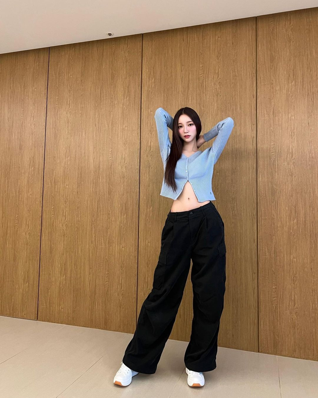 Hiểu được lợi thế của mình, Jang Da-yeon thường xuyên mặc áo crop-top để khoe vòng eo sexy.