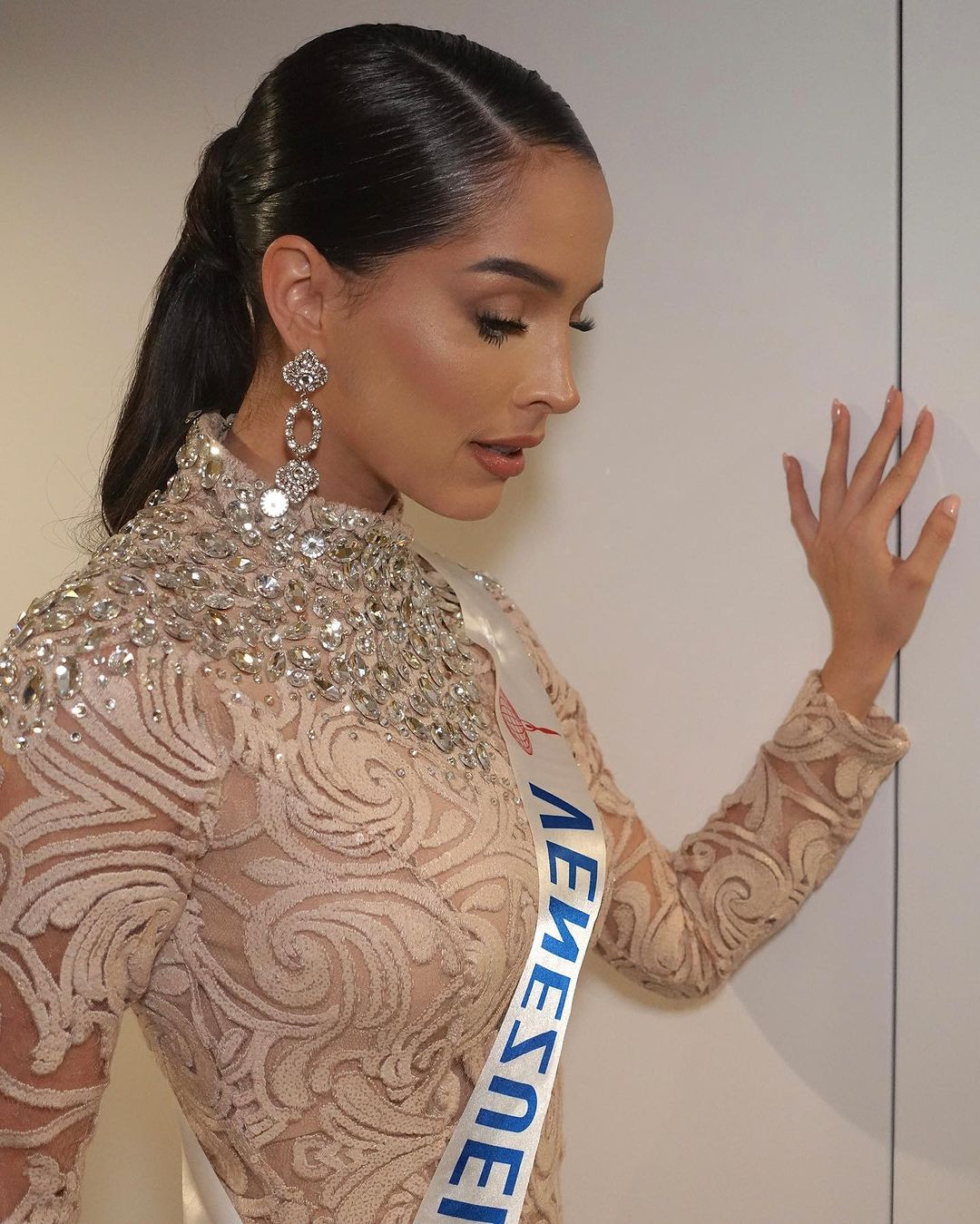 Trang phục của Andrea Rubio được đánh giá có sự tiết chế gợi cảm nhưng vẫn sành điệu và có điểm nhấn, nổi bật so với dàn thí sinh.