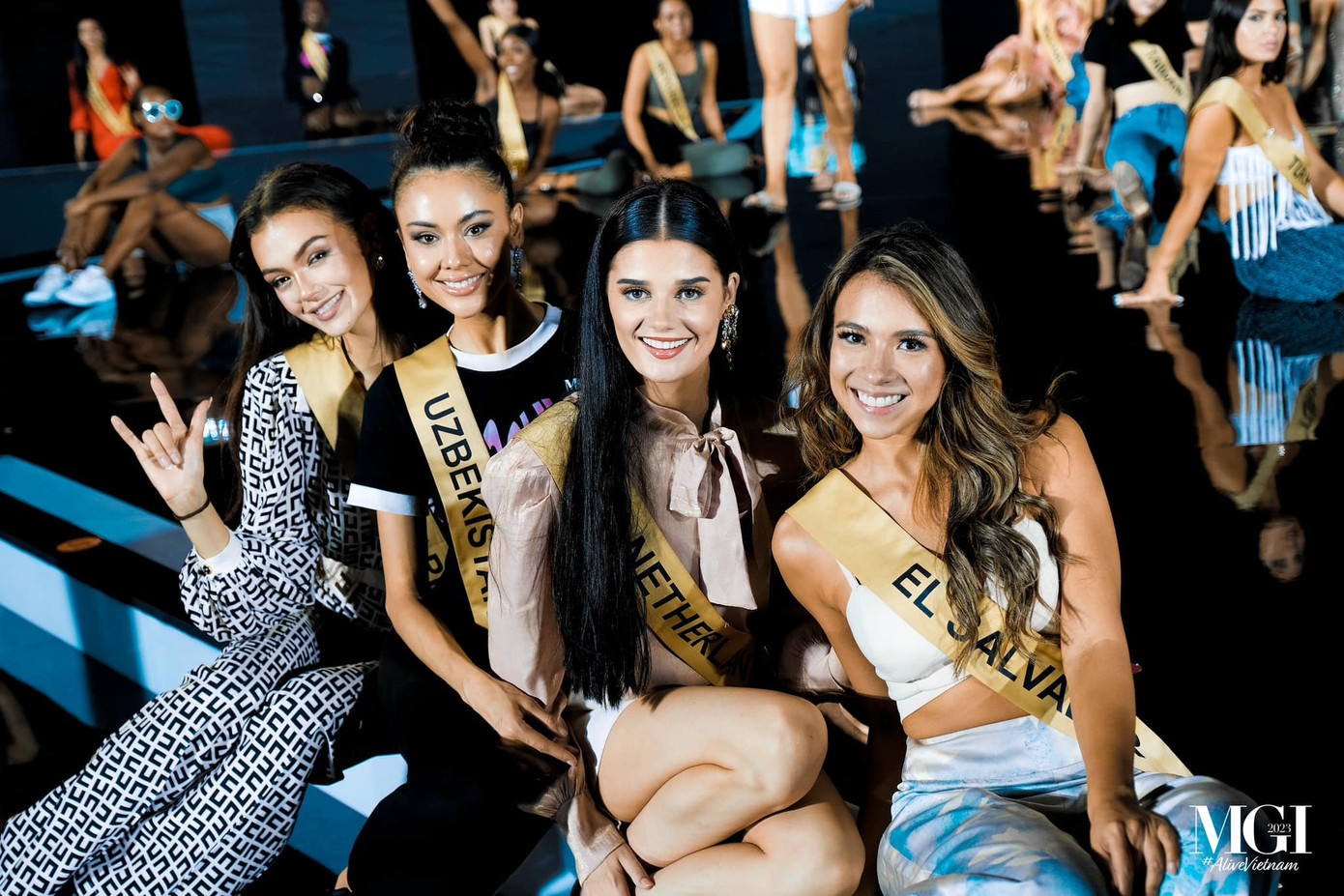 Các thí sinh tập luyện cho đêm chung kết. Các thí sinh tập luyện cho đêm chung kết.