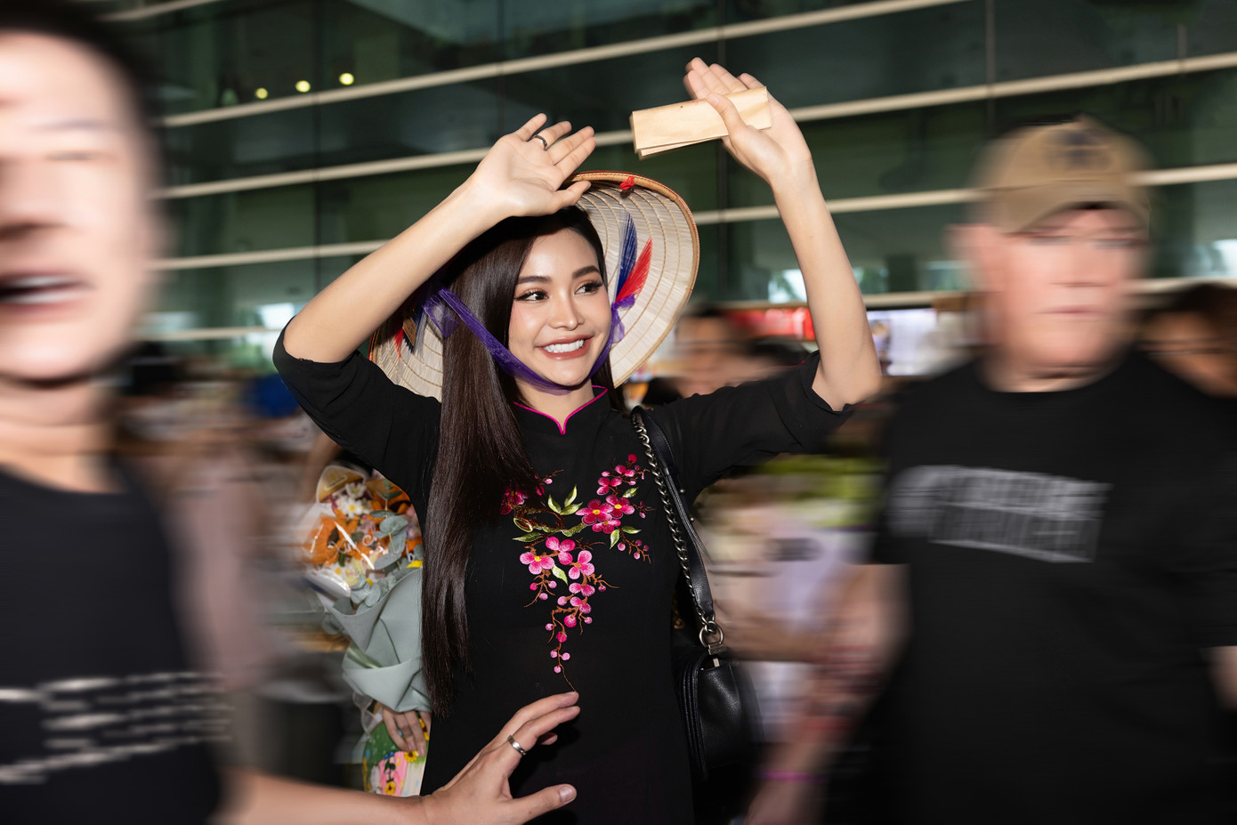 Người đẹp cũng cập nhật trạng thái mới nhất trên trang cá nhân, dành những lời khen ngợi cho đại diện Việt Nam - Lê Hoàng Phương. "Vừa mới gặp đại diện Việt Nam ở ngoài sân khấu, cô ấy rất đẹp, chân rất dài. Nhiều thí sinh khác ở ngoài đời đẹp hơn trong ảnh", Engfa viết.