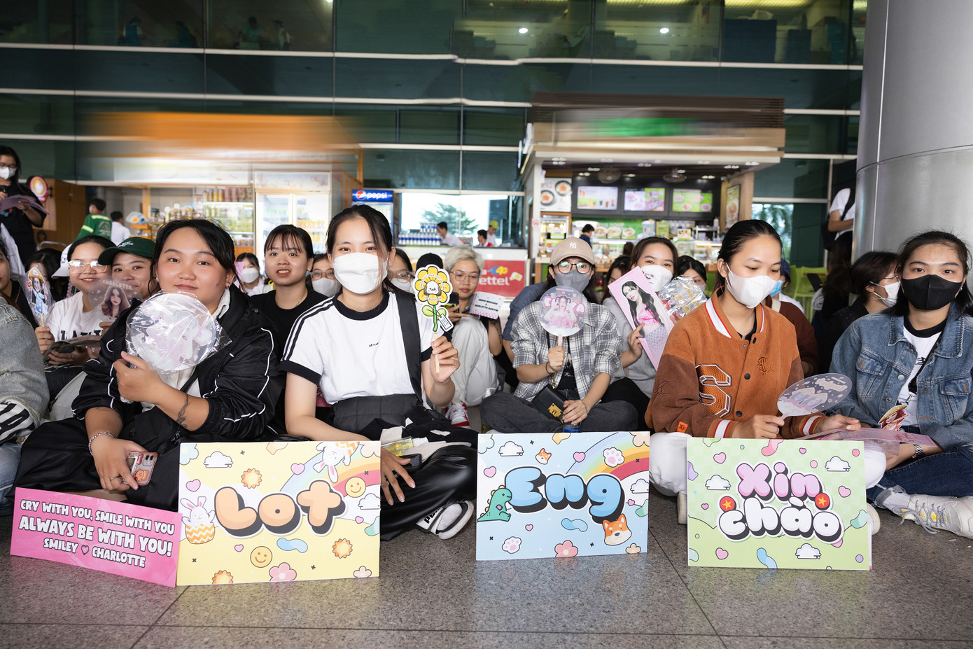 Hàng trăm fan đã tới sân bay từ sớm, mang theo băng-rôn, hoa và quà để chào đón Engfa Wahara và các Á hậu Hòa bình Thái Lan 2022.