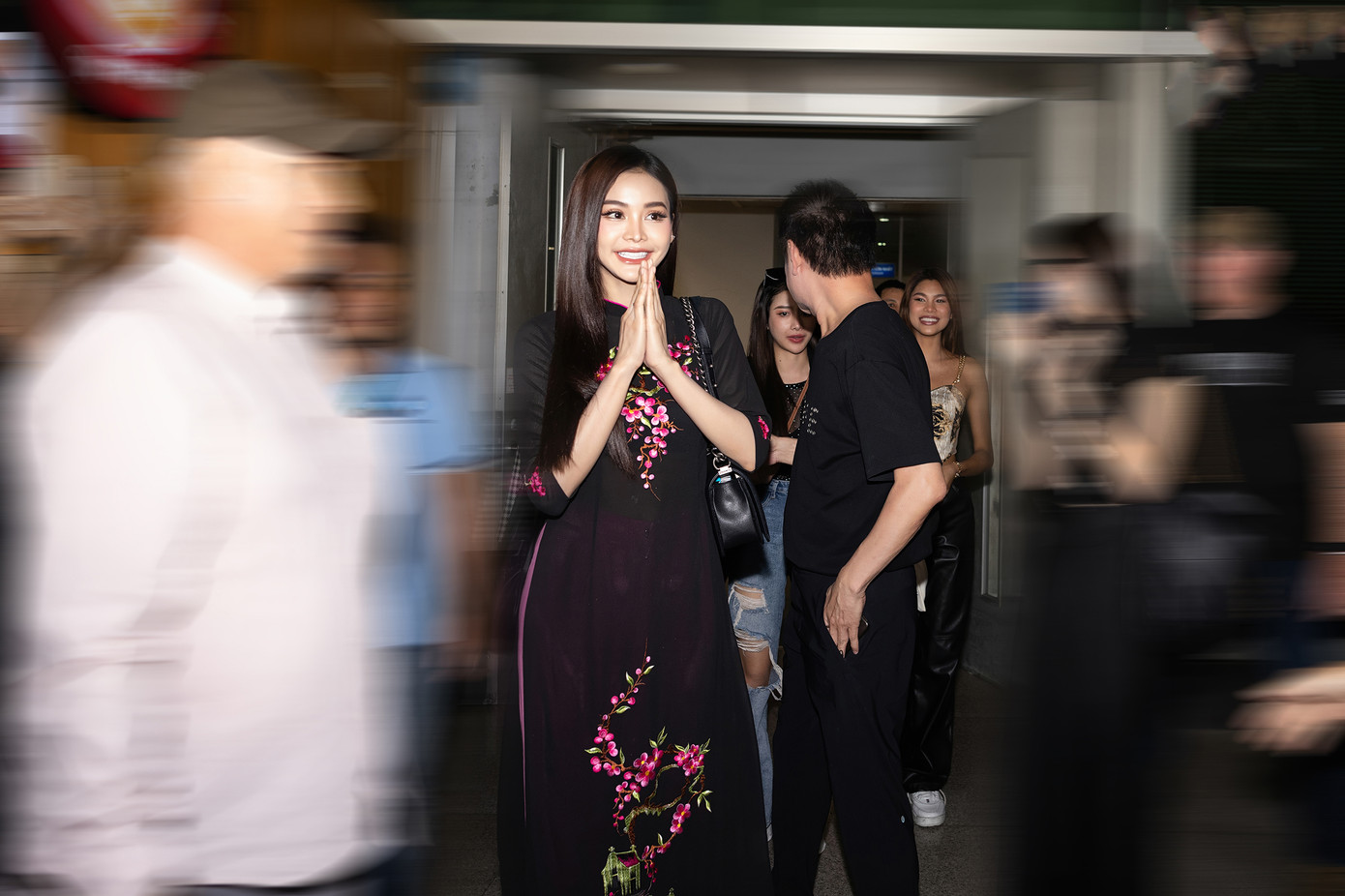 Engfa Wahara xuất hiện trong trang phục áo dài nền nã, vẫy tay chào đón fan.