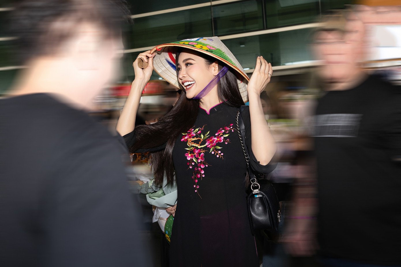 Ngay khi vừa có mặt ở Việt Nam, Engfa Wahara đã về Nhà thi đấu Phú Thọ để tham gia buổi tổng duyệt cho đêm chung kết.