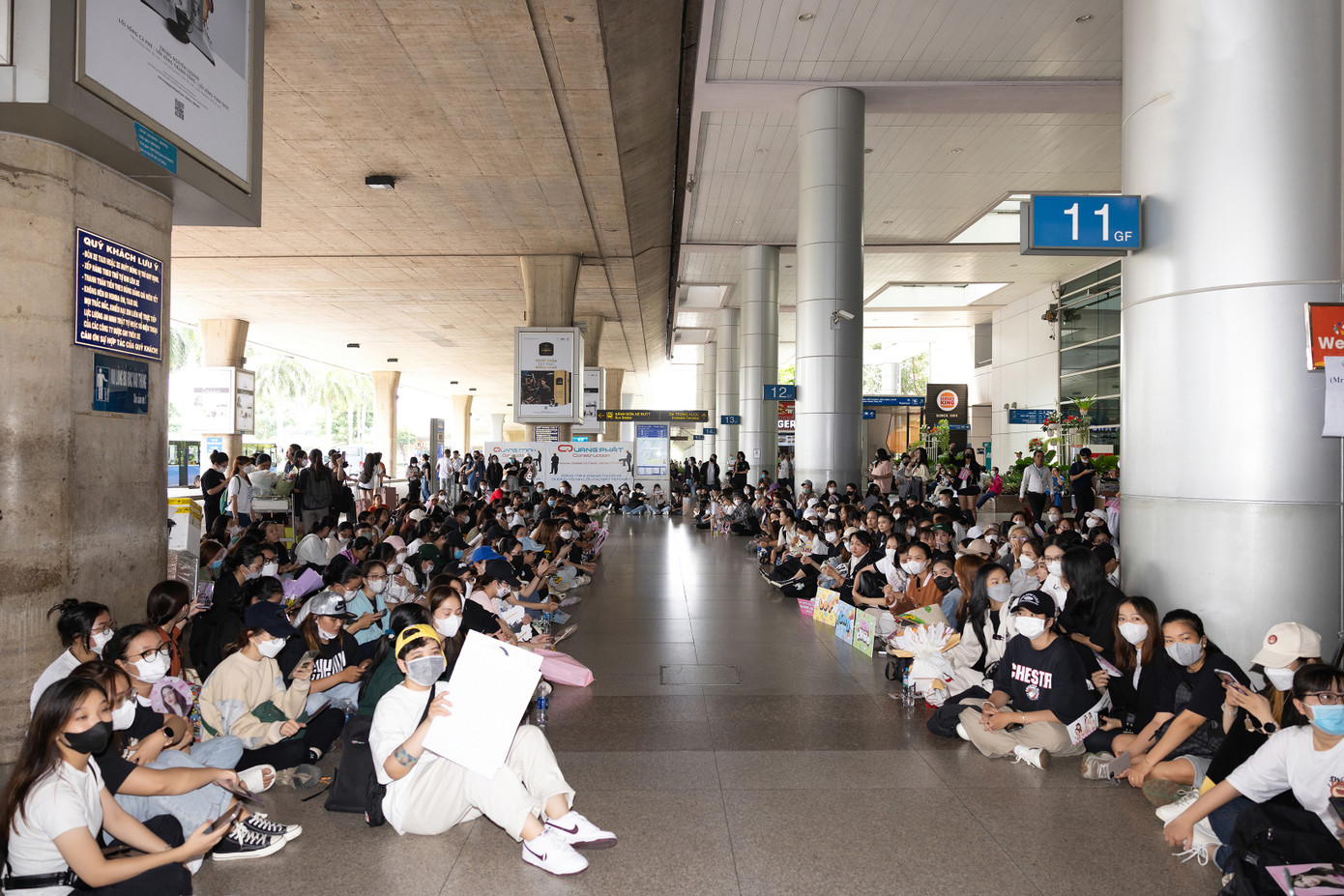 Hàng trăm fan đã tới sân bay từ sớm, mang theo băng-rôn, hoa và quà để chào đón Engfa Wahara và các Á hậu Hòa bình Thái Lan 2022.