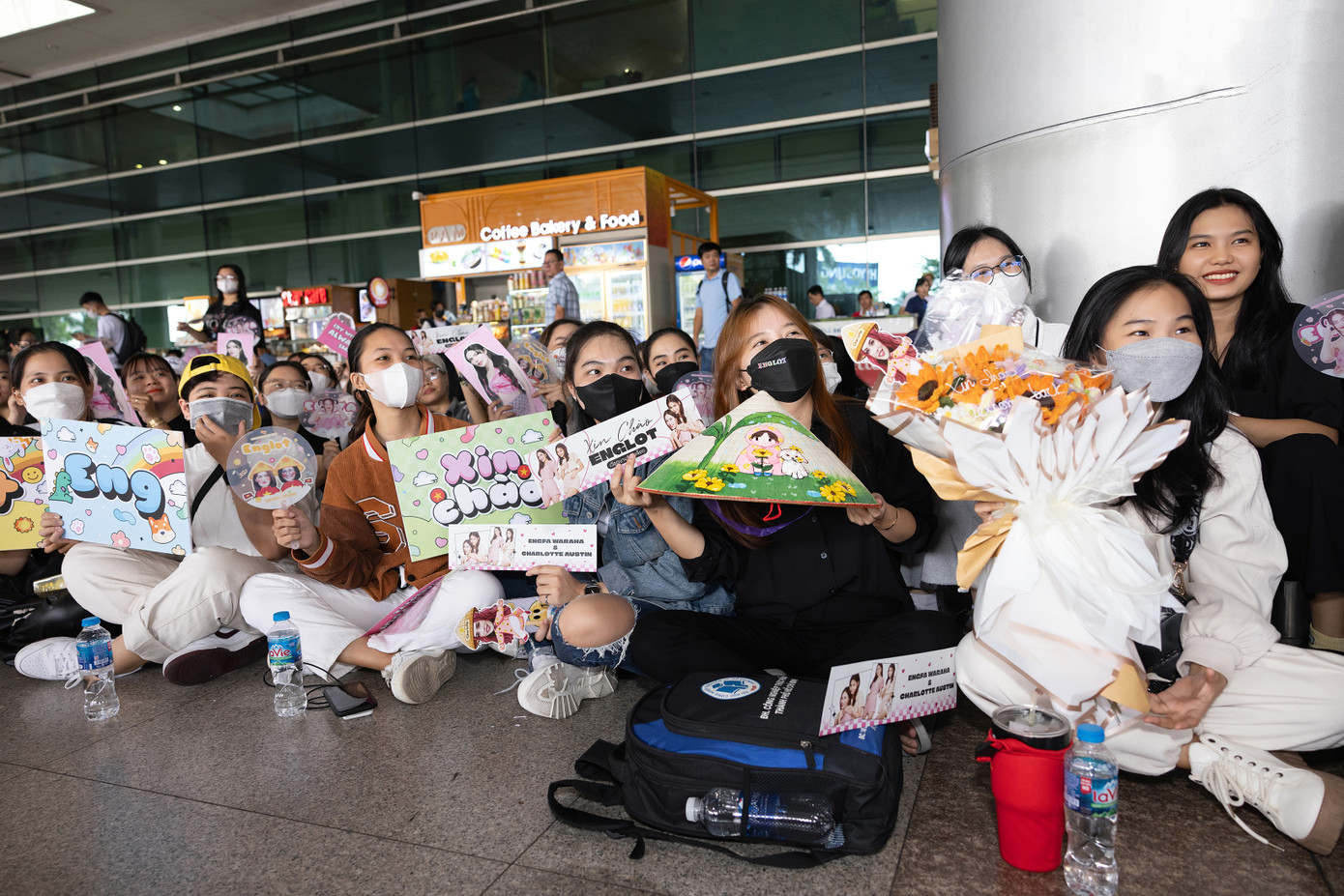 Hàng trăm fan đã tới sân bay từ sớm, mang theo băng-rôn, hoa và quà để chào đón Engfa Wahara và các Á hậu Hòa bình Thái Lan 2022.