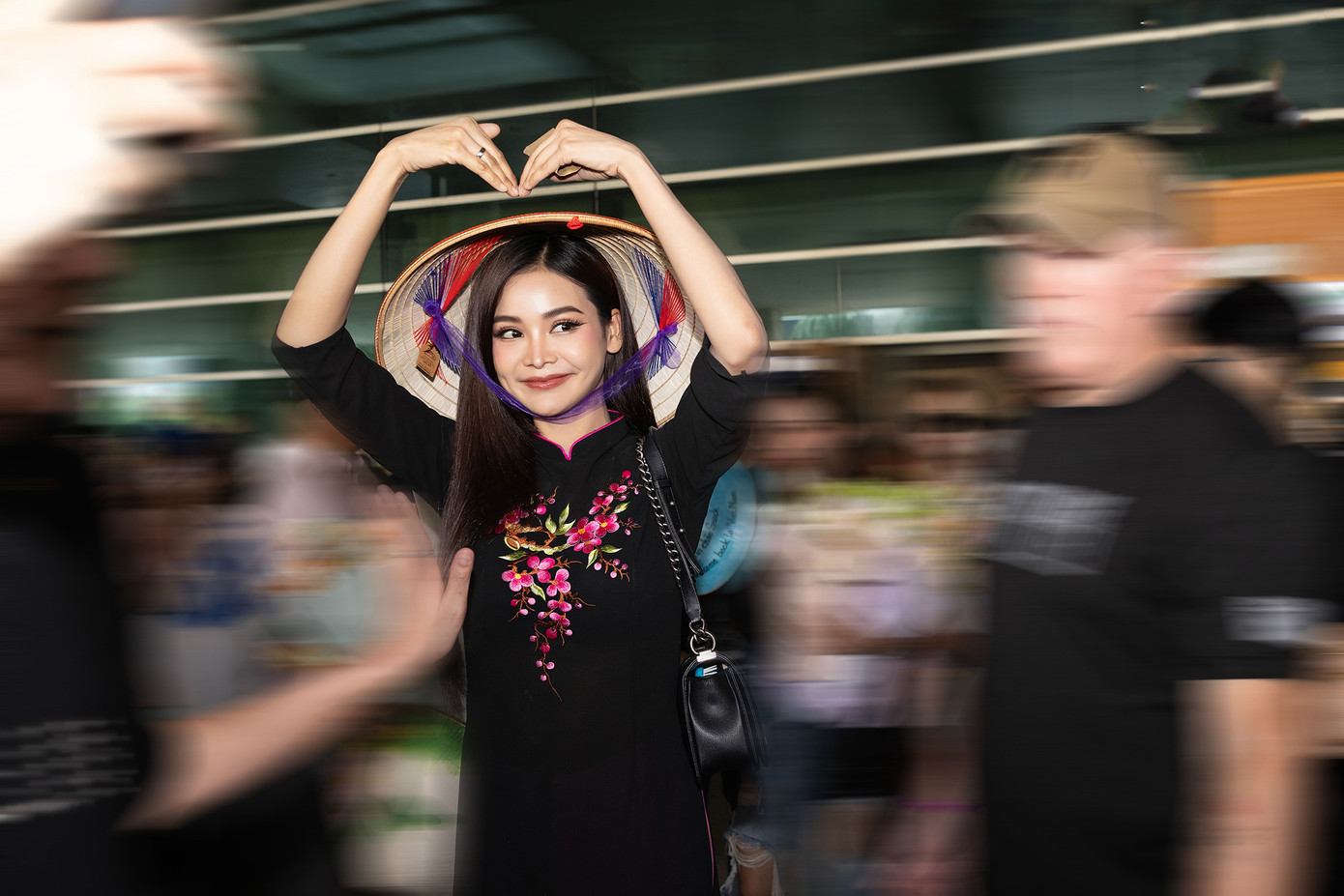 Người đẹp cũng cập nhật trạng thái mới nhất trên trang cá nhân, dành những lời khen ngợi cho đại diện Việt Nam - Lê Hoàng Phương. "Vừa mới gặp đại diện Việt Nam ở ngoài sân khấu, cô ấy rất đẹp, chân rất dài. Nhiều thí sinh khác ở ngoài đời đẹp hơn trong ảnh", Engfa viết.