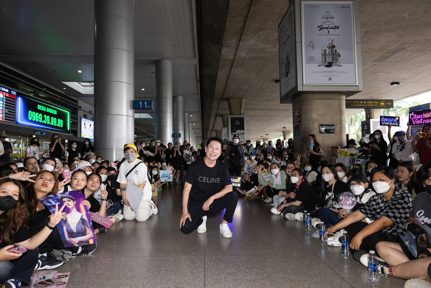 Ngày 24/10, chủ tịch Miss Grand International - ông Nawat đã có mặt tại sân bay Tân Sơn Nhất để chào đón Hoa hậu Hòa bình Thái Lan 2022 Engfa Wahara và các á hậu tới Việt Nam để chuẩn bị tham dự đêm chung kết Hoa hậu Hòa bình Quốc tế 2023 vào ngày 25/10 ở Nhà thi đấu Phú Thọ TPHCM.