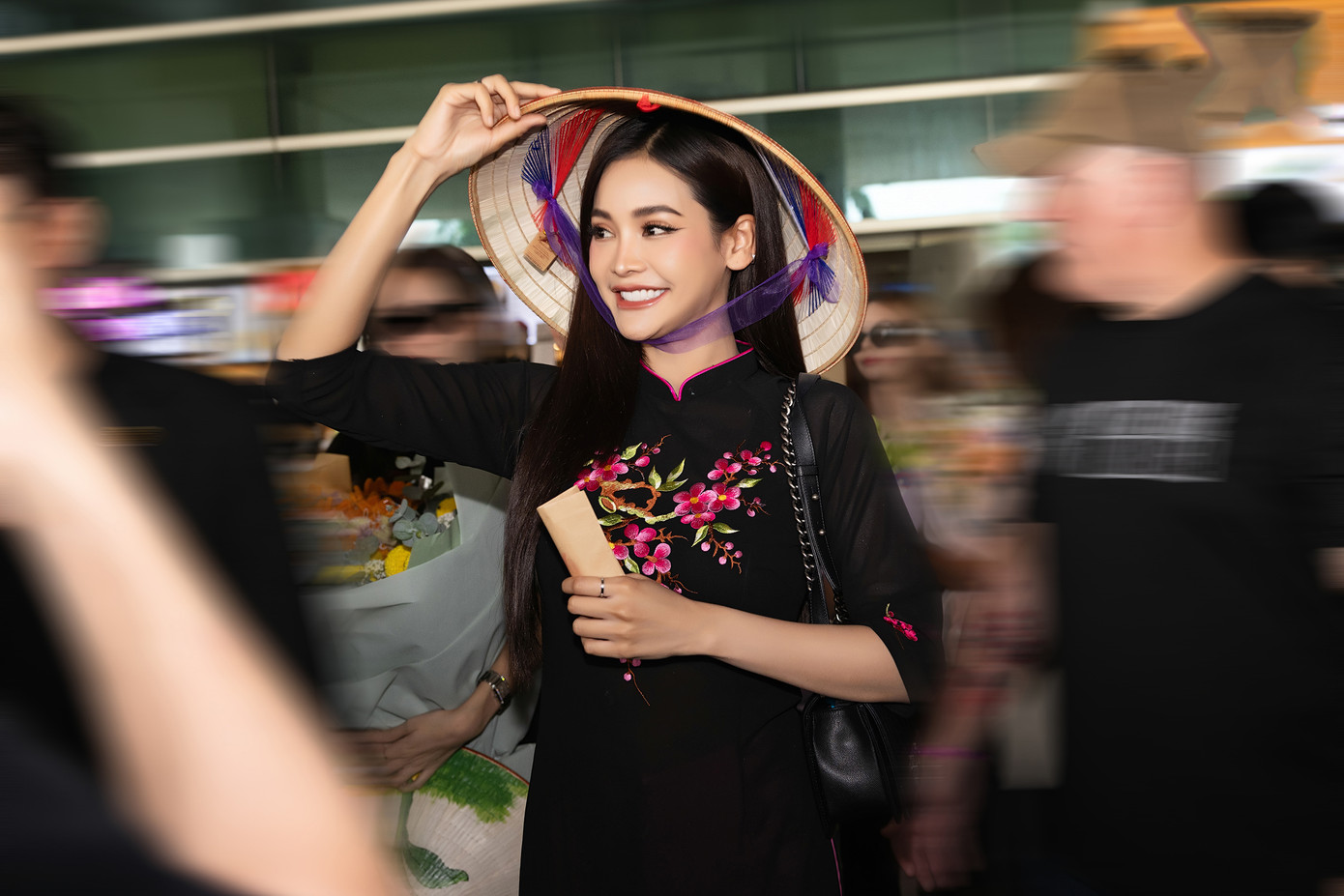 Ngay khi vừa có mặt ở Việt Nam, Engfa Wahara đã về Nhà thi đấu Phú Thọ để tham gia buổi tổng duyệt cho đêm chung kết.