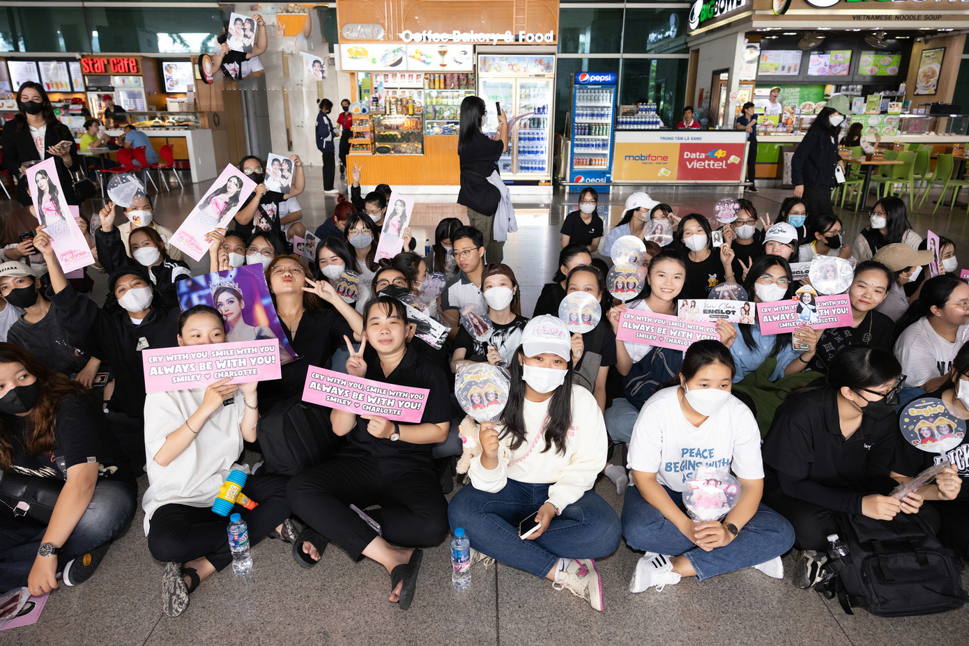 Hàng trăm fan đã tới sân bay từ sớm, mang theo băng-rôn, hoa và quà để chào đón Engfa Wahara và các Á hậu Hòa bình Thái Lan 2022.