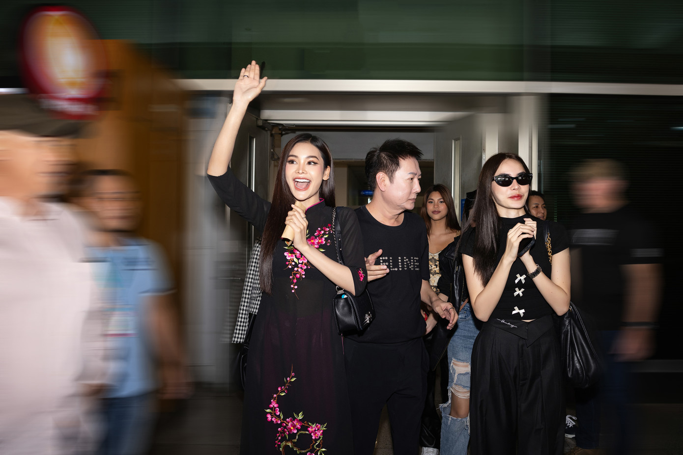 Engfa Wahara xuất hiện trong trang phục áo dài nền nã, vẫy tay chào đón fan.