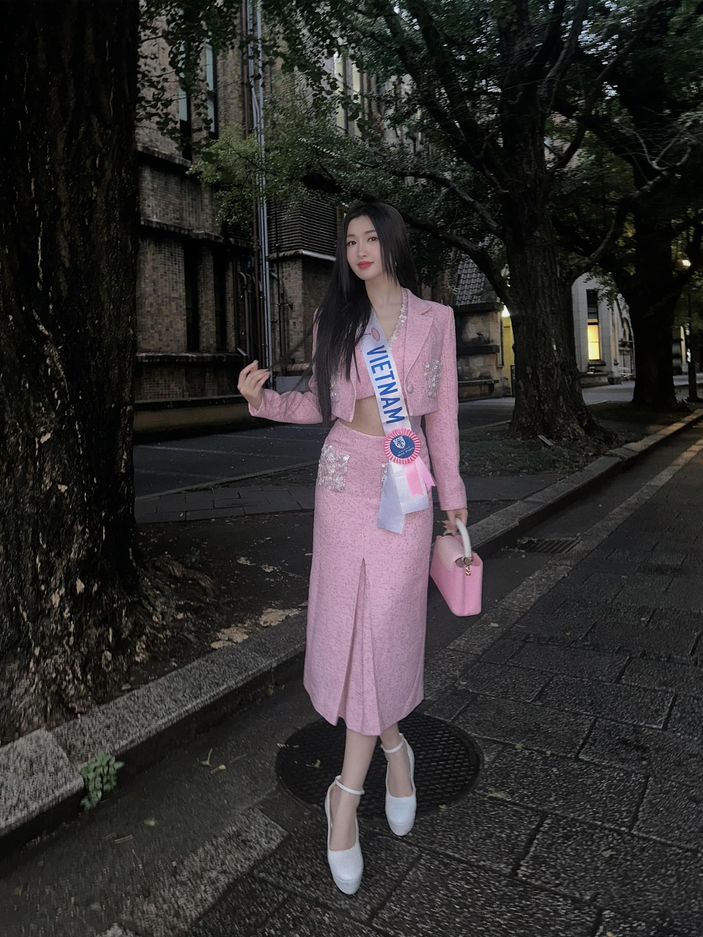 Trong các hoạt động thường ngày, người đẹp diện trang phục năng động nhưng vẫn trang nhã.