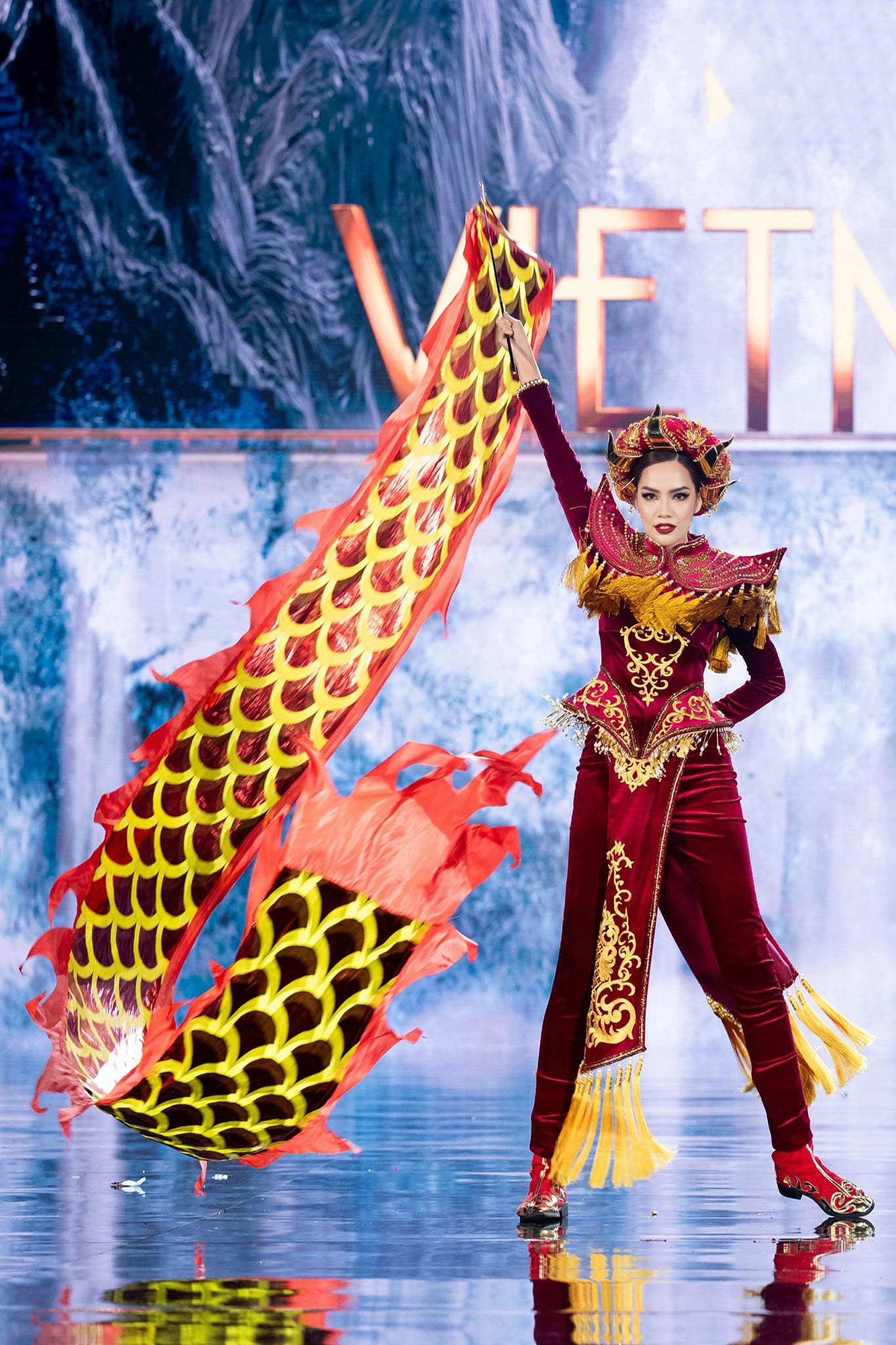 Lê Hoàng Phương trình diễn trang phục dân tộc ở Hoa hậu Hoà bình.