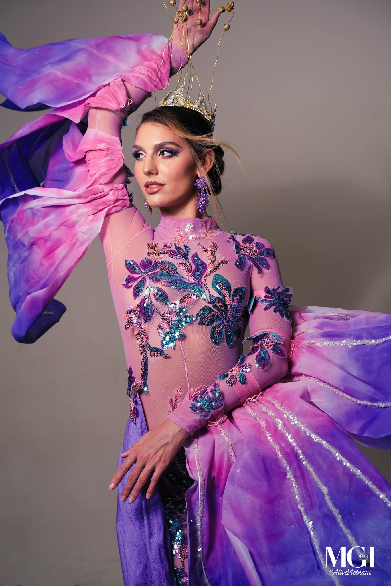 Hai người đẹp Myanmar và Gibraltar trình diễn trang phục dân tộc.