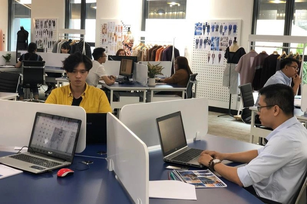 Nhiều nhân viên văn phòng phải mang việc về nhà làm do bị sai vặt quá nhiều ở công ty, không đủ thời gian xử lý hết việc (Ảnh minh họa: Pixel).