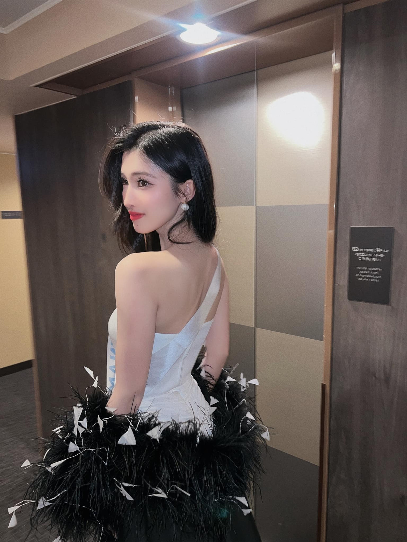 Phương Nhi hạn chế mặc thiết kế xẻ táo bạo trong quá trình ở Nhật Bản.