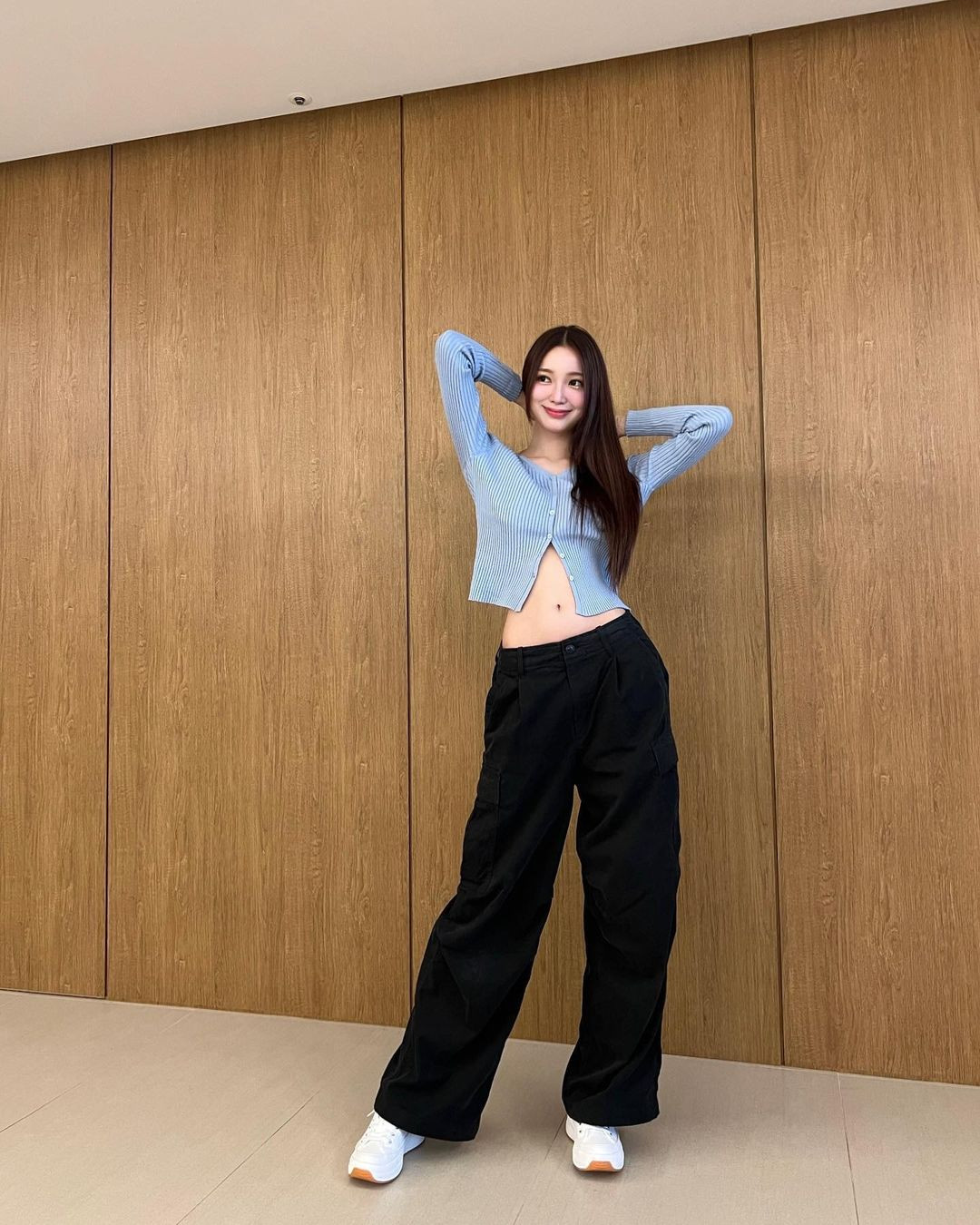 Hiểu được lợi thế của mình, Jang Da-yeon thường xuyên mặc áo crop-top để khoe vòng eo sexy.