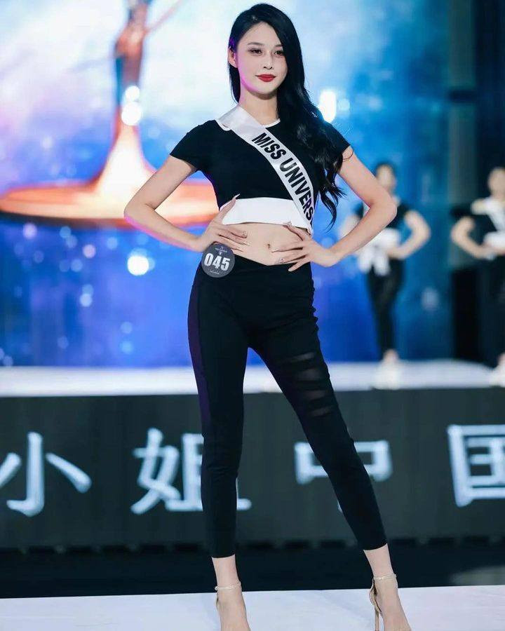 Các thí sinh gây tranh cãi khi đeo dải sash ghi chữ Miss Universe. Các thí sinh gây tranh cãi khi đeo dải sash ghi chữ Miss Universe.
