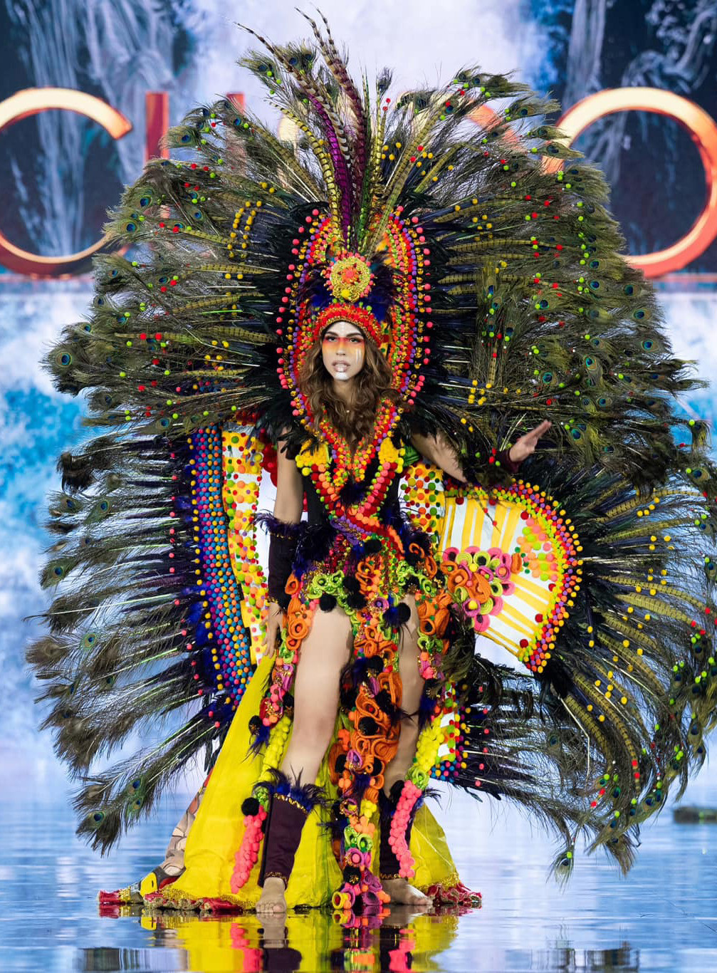 Hai người đẹp Honduras và Ecuador gây ấn tượng với những thiết kế cầu kỳ, lộng lẫy. Ban giám khảo tiếp tục bầu chọn để tìm ra top 10, sau đó sẽ là người chiến thắng danh hiệu trang phục dân tộc đẹp nhất, được công bố trong đêm chung kết Hoa hậu Hòa bình Quốc tế 2023 ngày 25/10.