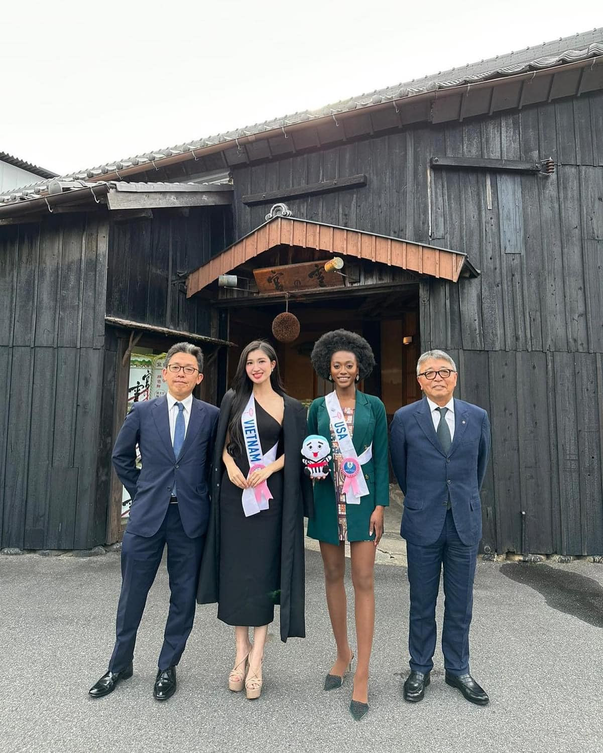 Áo choàng dáng cape được Phương Nhi sử dụng ở những sự kiện mang tính chất trang trọng, nhận được sự đánh giá cao từ khán giả.