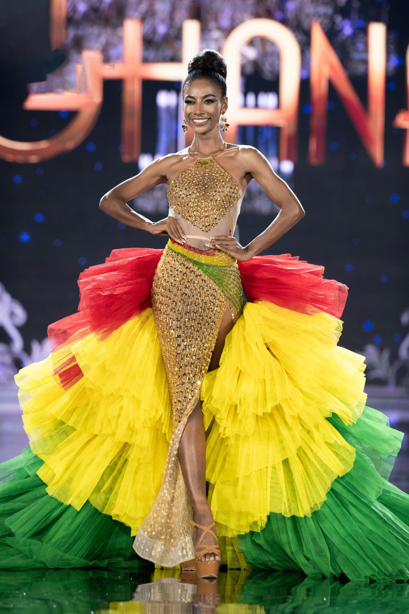 Người đẹp Ghana diện váy dạ hội độc đáo với những màu sắc từ cờ của quốc gia cô.