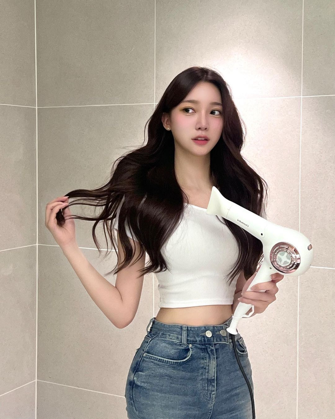 Jang Da-yeon được giới thiệu là sinh viên Ngôn ngữ Văn tại Hàn Quốc.