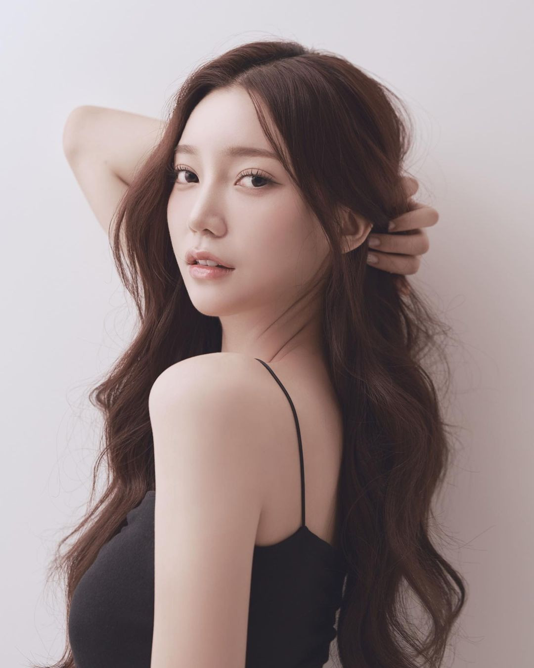 Jang Da-yeon có vẻ đẹp ngọt ngào, gương mặt thanh tú với đôi mắt to tròn và sống mũi cao.