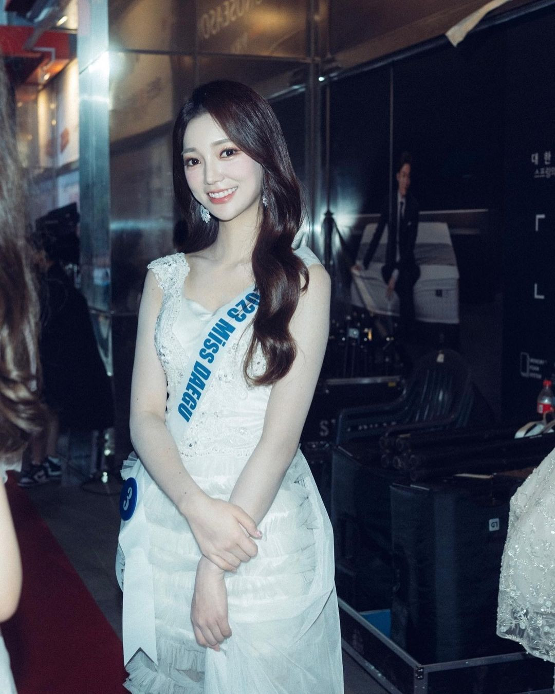 Đương kim Hoa hậu Trái Đất 2023 là người đẹp Mina Sue Choi nên nhan sắc của Jang Da-yeon càng được chú ý. Việc người kế nhiệm đã giành được thành tích cao trên đấu trường sắc đẹp quốc tế được coi là áp lực với Jang Da-yeon.