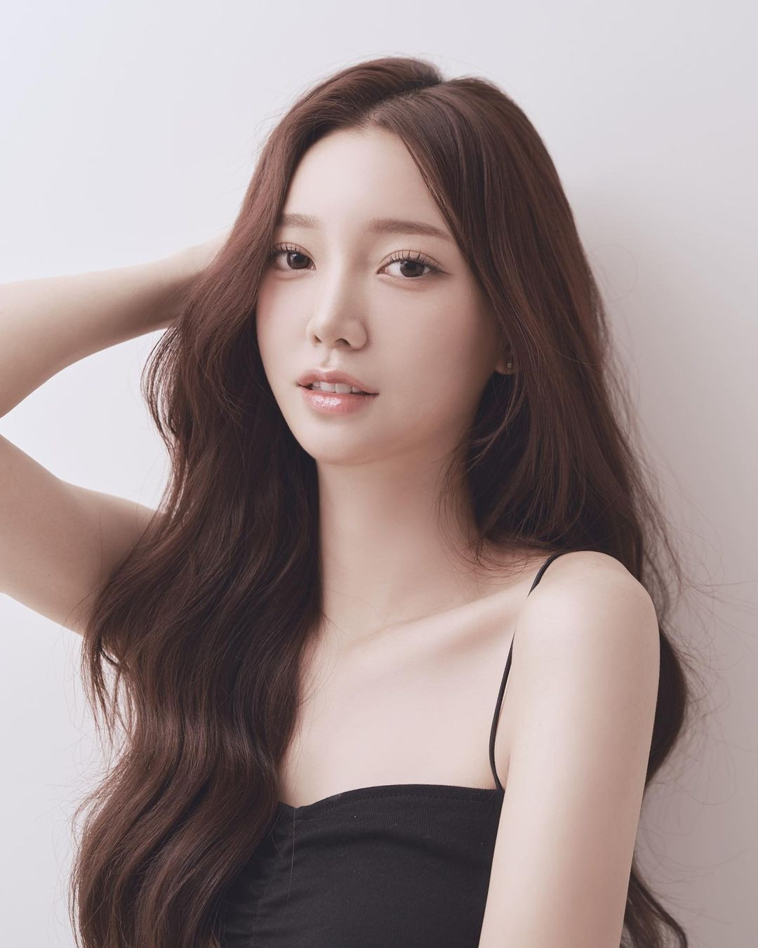 Jang Da-yeon có vẻ đẹp ngọt ngào, gương mặt thanh tú với đôi mắt to tròn và sống mũi cao.