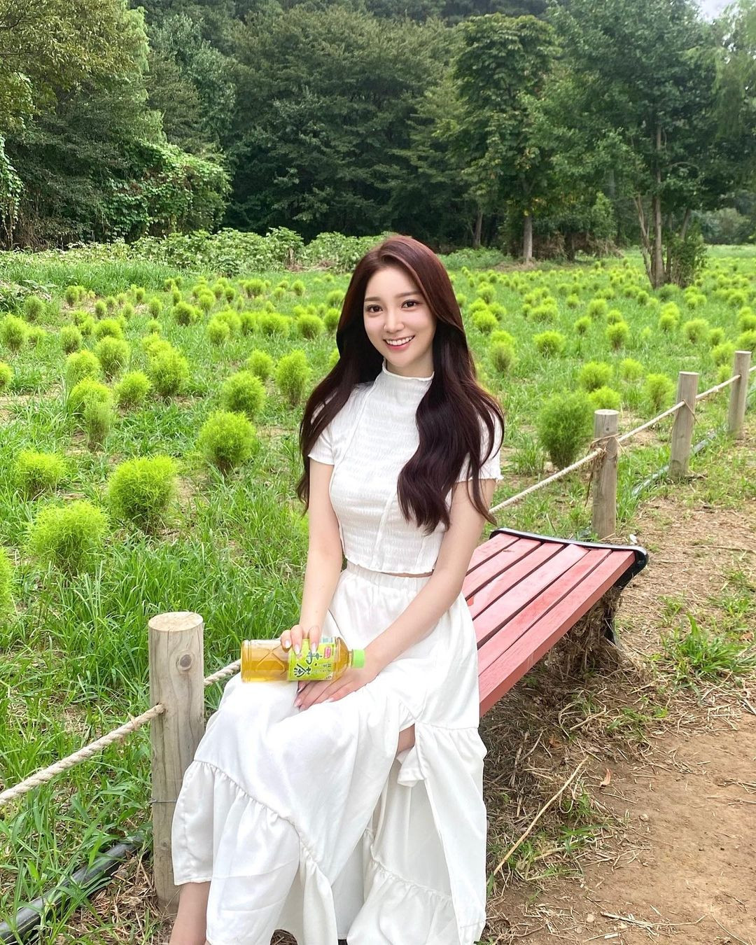 Jang Da-yeon có vẻ đẹp dịu dàng. Ngoài đời cô ưa chuộng phong cách ăn mặc duyên dáng.